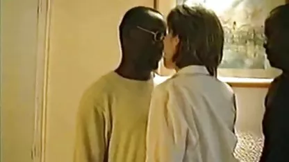 Pilonner dans la cuisine, deux gars bravotube et les filles font un gangbang chaud