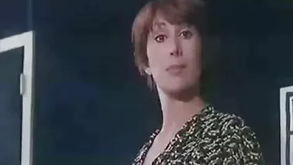 Après avoir vu le magazine, video sex taxi l'homme portant une jeune fille et a attrapé la fille en bas