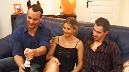 Beauté slim regardé son mom tube un ami visite comme Merde dans lit