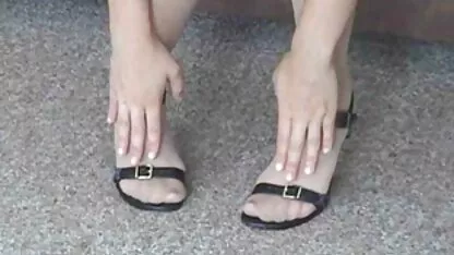 Fille Flexible de 18 ans écarte les jambes porn doll et insère le jouet dans le vagin