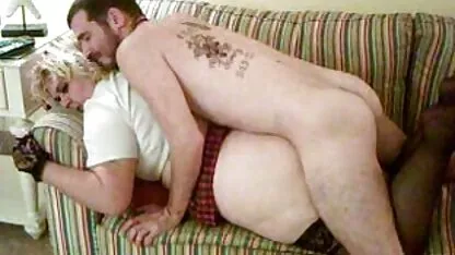 Des cris forts encourageant l'homme à baiser la sex arab hijab passion est difficile