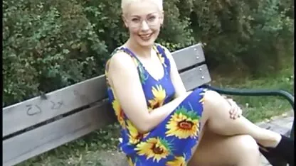 Garçon faire petit sein mince fille dans la salle pournhup de bain