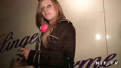 Sexe Belle blonde dans l'huile et masseur expérimenté avec du sperme dans la xnxx ci bouche