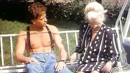 Le serveur trouve le strapon de la maîtresse et le fameux sexe sur le canapé. mature sex clip