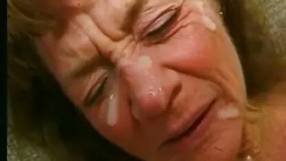 Devant les soldats, une gaysexx belle fille russe a accepté de lui donner dans le cul