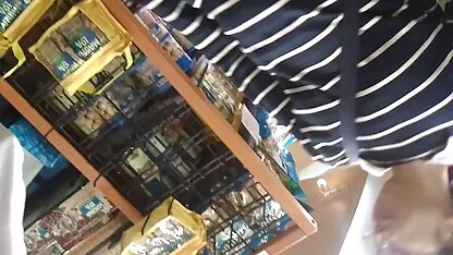 Jeune brunette De sex dog porn luxe plaire à son amant avec footjob