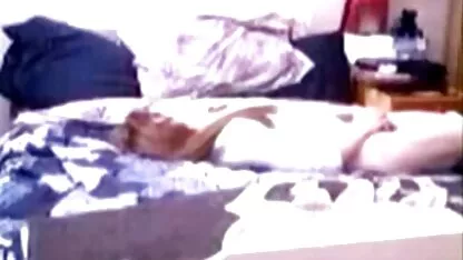 Fille avec de petits seins a ay porn pris la bouche du mec dans la bouche et sucer à la caméra