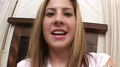 Belles femmes en bas doigt les big mom porno deux trous en haut de la table avec un gros concombre