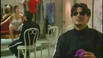 Une réunion aléatoire dans la rue gay musclé s'est transformée en un gangbang ensoleillé avec des filles minces