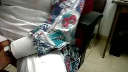 Slim fille sucer un mari sur ses bi sex tube genoux, agenouillé et rapidement Doigté