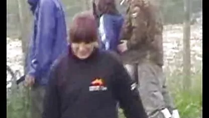 Dans un silence total, une fille bronzée en collants video sex free habillée devant la caméra