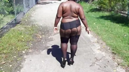 Jeune pute xxx mature anal se masturbe dans la piscine