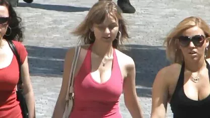 Quatre lesbiennes nues s'embrassent et baisent avec un xnxxafrican pénis artificiel