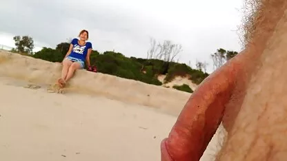 Douce masturbation sur xnxxxfree le canapé par une brune mince en leggings rayés