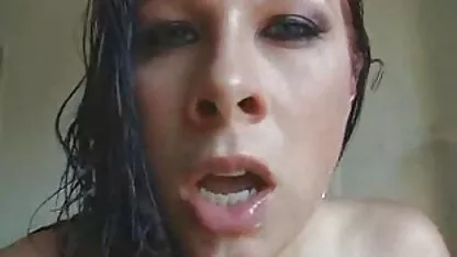 Brune avec un petit cul se masturbe devant la caméra et video sex anal obtient un orgasme