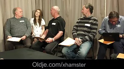 Un homme friture une jeune xhamster hidden cam fille devant son mari