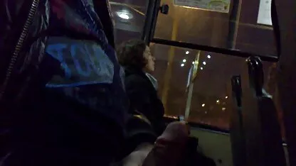 L'homme faisait frire du video x perfect girl chocolat mini Russie entre les deux jambes dans la cuisine