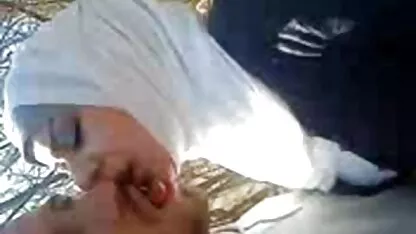 Babe avec de petits seins abandonnant devant sex gay hot la connaissance