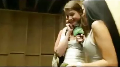 Mari avec une chaude secouer femme mature sex anal émotionnelle silicone sur le canapé