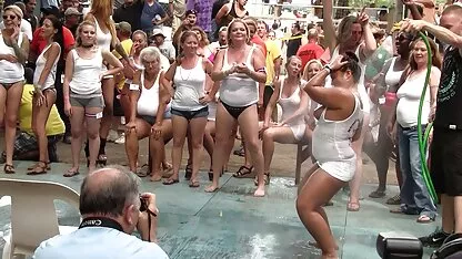 Une vieille femme après s'être baignée dans la foule frite par un enfant et des bêtes sauvages anime 3d sex