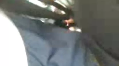 La fille aux cheveux longs est heureuse de pénétrer hot lesbienne le vagin serré