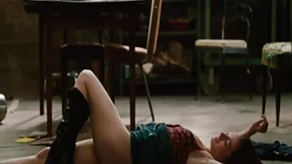 Professeur d'éducation paola skye sex physique baise un étudiant dévot dans le bureau