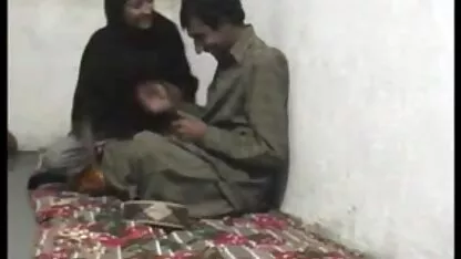 Une belle brune xxnx mam aux gros seins aime le trou anal