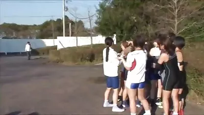 Beauté arrosant elle-même avec de l'huile de massage et montrant gros x porne trou dans le cul