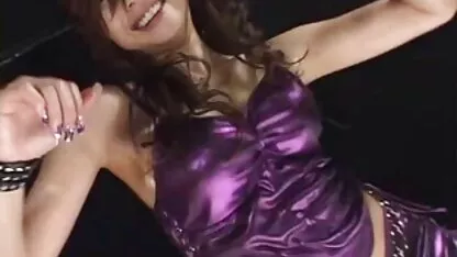 Une blonde mince se pencha et ligoté dans une pose en movie sex free levrette