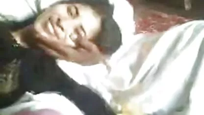 Fille gaysexx dépravée avec des lunettes prend une bite dans sa bouche et la suce parfaitement