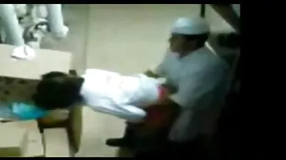 Dans le bureau vip, une femme riche a des video gay boy relations sexuelles avec des jeunes