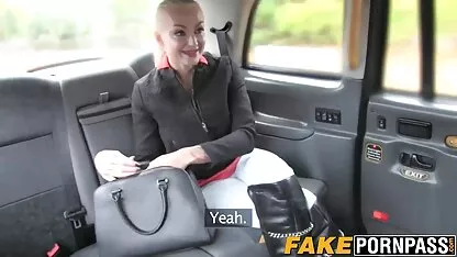 Ils montrent une fille naïve sur le porno et la blond gay porn frappent en trio