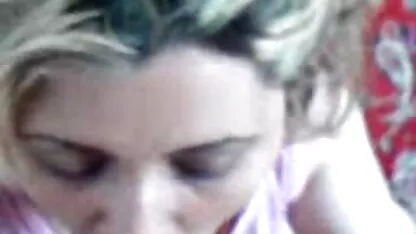 Frotter le clitoris avec la selle du simulateur et sauter son vagin youpornp sur le poulet un homme adulte