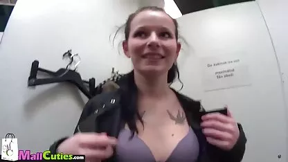 Camarades xxnx de classe foiré avec des seins en silicone