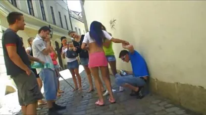 La fille a perdu la discussion avec l'homme et a commencé à sucer porno om la caméra