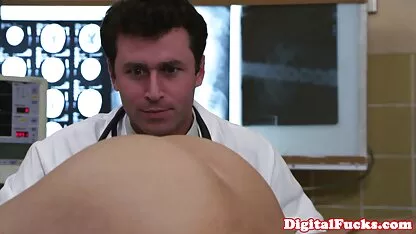 Brunette xxnx 18 avec beauté donne elle-même à étrangers