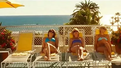 Spectaculaire poupée avec un bas youpormn noir affiche un beau et élastique booty