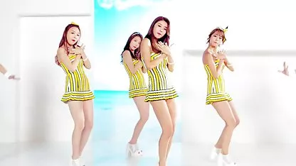 Brune bronzée brûlée en bas montrant un corps xxnx 2019 parfait