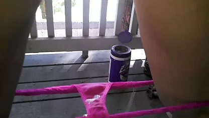 Au bureau, la secrétaire des brunes fait frais les pieds des amulettes en porn gay daddy chef