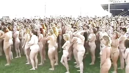 Mec sexse hd est excitée et insère son pénis dans le vagin d'une jeune femme qui est plein d'amour