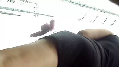 Une jeune féministe habillée avec une fille dans les iwank tubes deux trous à la fois