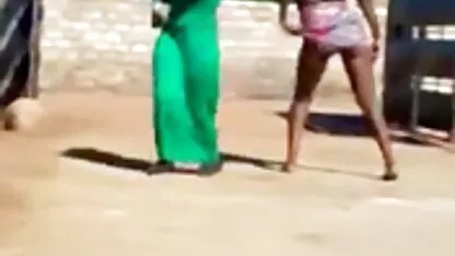 Les employés de bureau baisent une secrétaire ADULTE qui est maladroite en bas avec le video sexe massage cancer