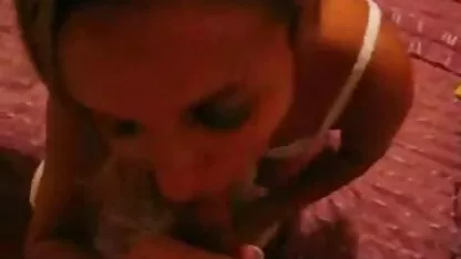 Sur le rendez-vous avec l'urologue, le médecin et les infirmières dominent bizar sex le patient