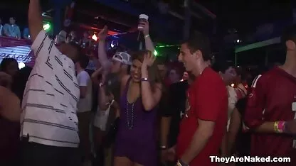 La blonde a réussi à donner une pipe profonde aloha sex free à un nouveau mec