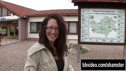 Un gars qui baise une fille tout en regardant un yooporne porno