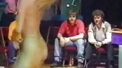 Le gars yuuna hoshisaki est en bas avec amour