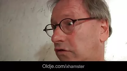 Le client a décidé dans le clip sexy vestiaire