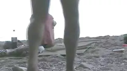 Les gars un proxénète x porne et une fille aux cheveux courts ayant des relations sexuelles