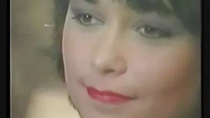 Donner à la jeune fille sa bouche puis la baiser en mature solo sex levrette