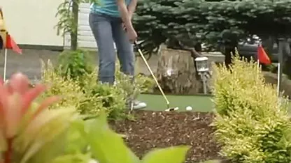 Brunette pulvérisé pendant le sexe gay porn brutal vaginal dur